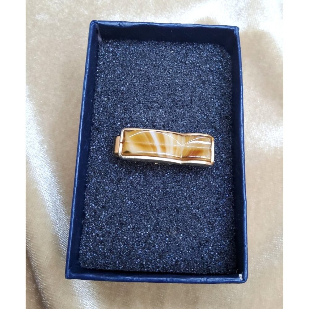 Vintage Sarah Coventry mens Tie Clip Gold Tone featuring striped carmel lucite,